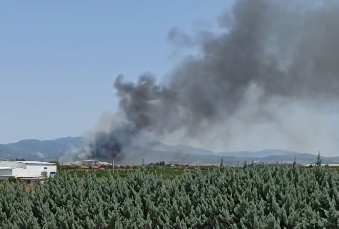 Έκρηξη σε εργοστάσιο στα Εξαμίλια Κορινθίας – Ισχυρές δυνάμεις της Πυροσβεστικής στο σημείο